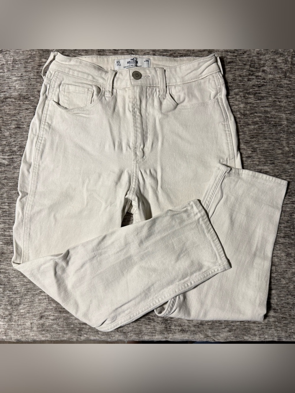 Size 6S L23” • Hollister cream caprie jeans